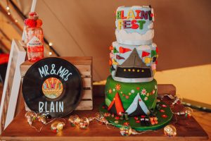 festival wedding vinyl record & glastonbury cake